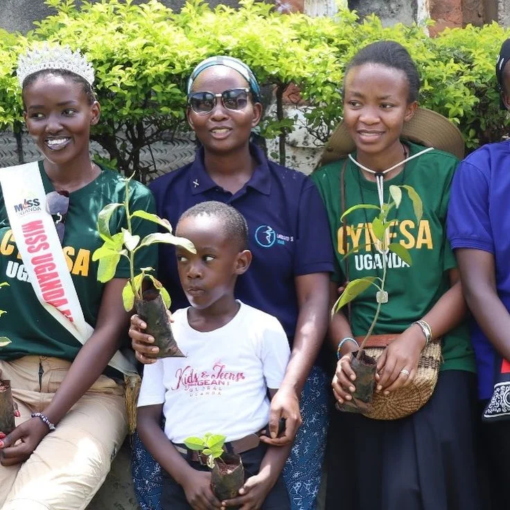 Youth holding tree seedlings at Avenir Vert du Mont Cameroun campaign